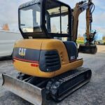 Mini pelle Caterpillar 302.5 occasion révisée avec 4 godets